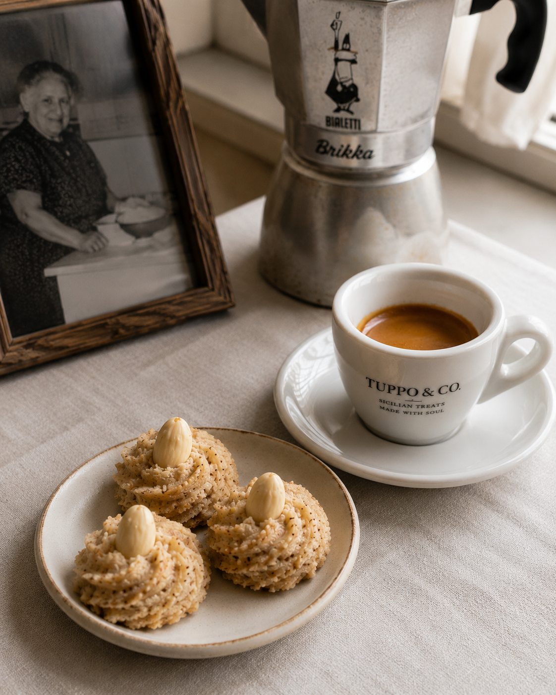 Biscotti di mandorla with espresso and a Bialetti moka in the Tuppo & Co kitchen